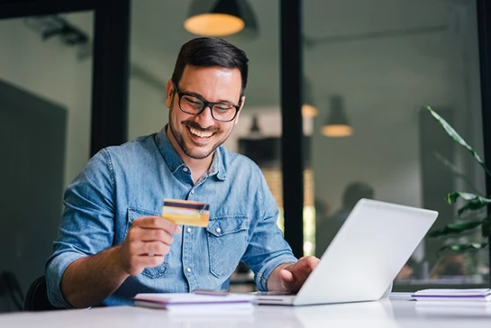 Un homme magasinant en ligne