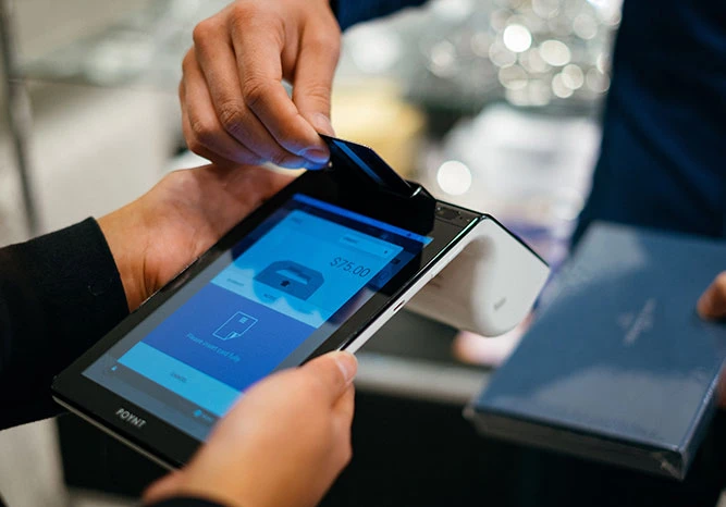 Une personne payant avec une carte