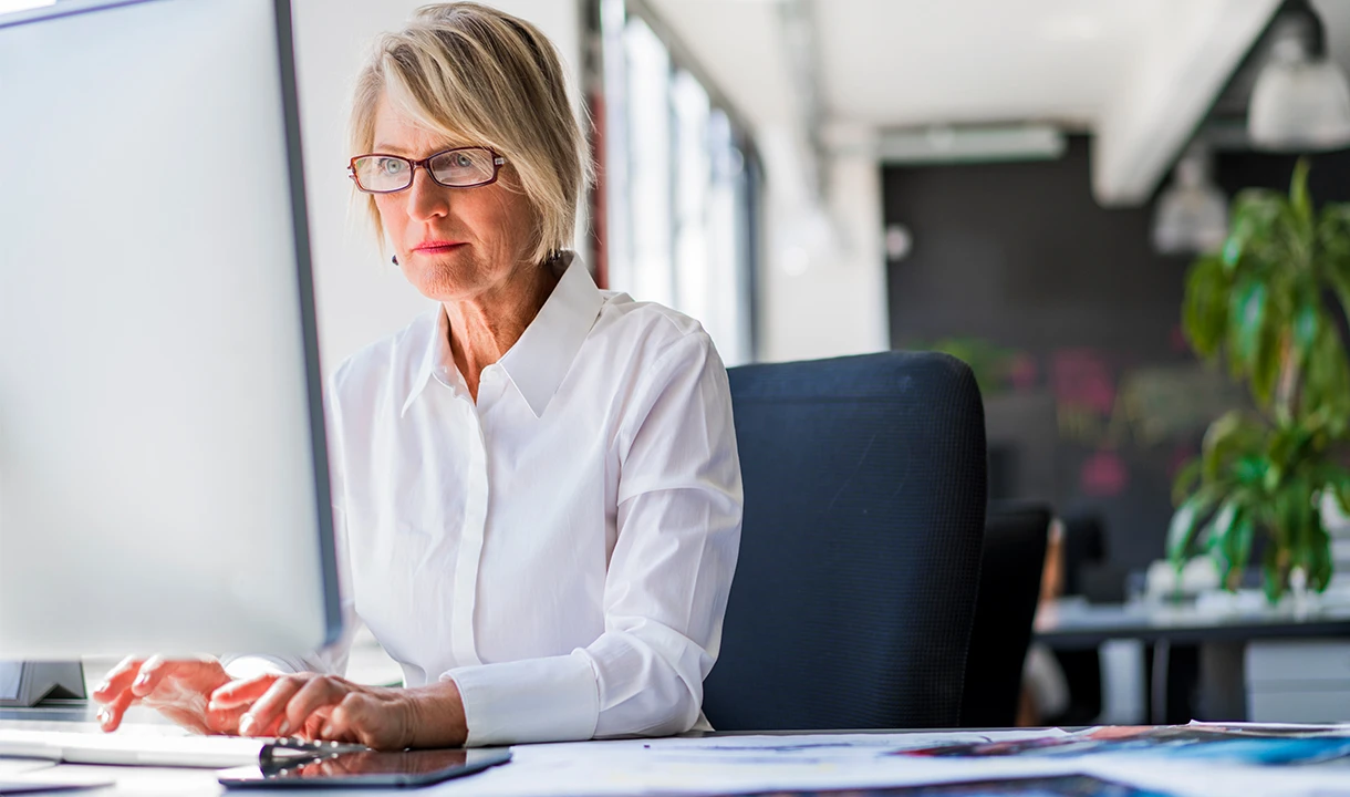 Un femme travaillant sur son ordinateur