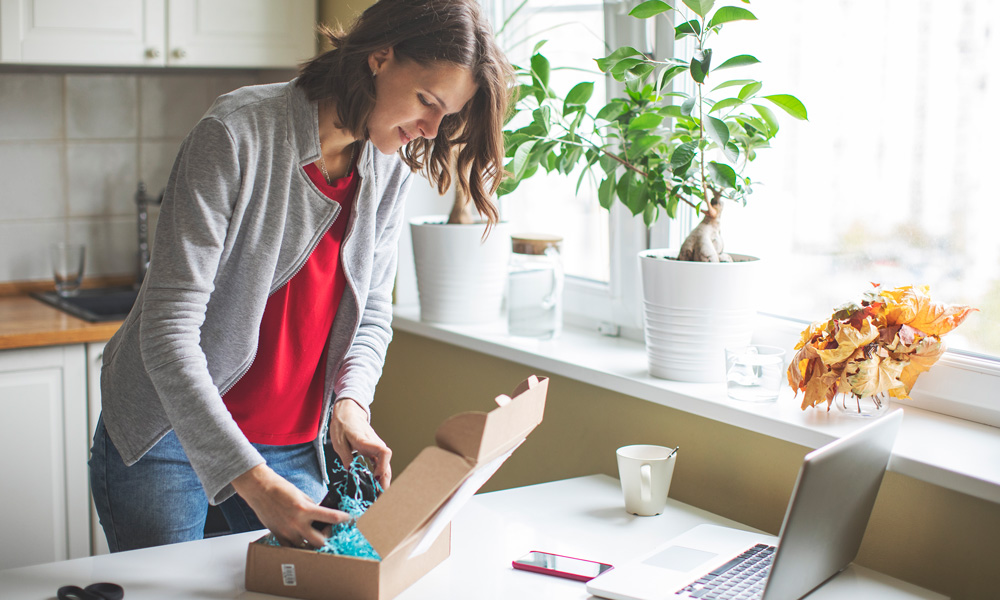 Woman using Elavon's Multi-Currency Conversion (MCC) System